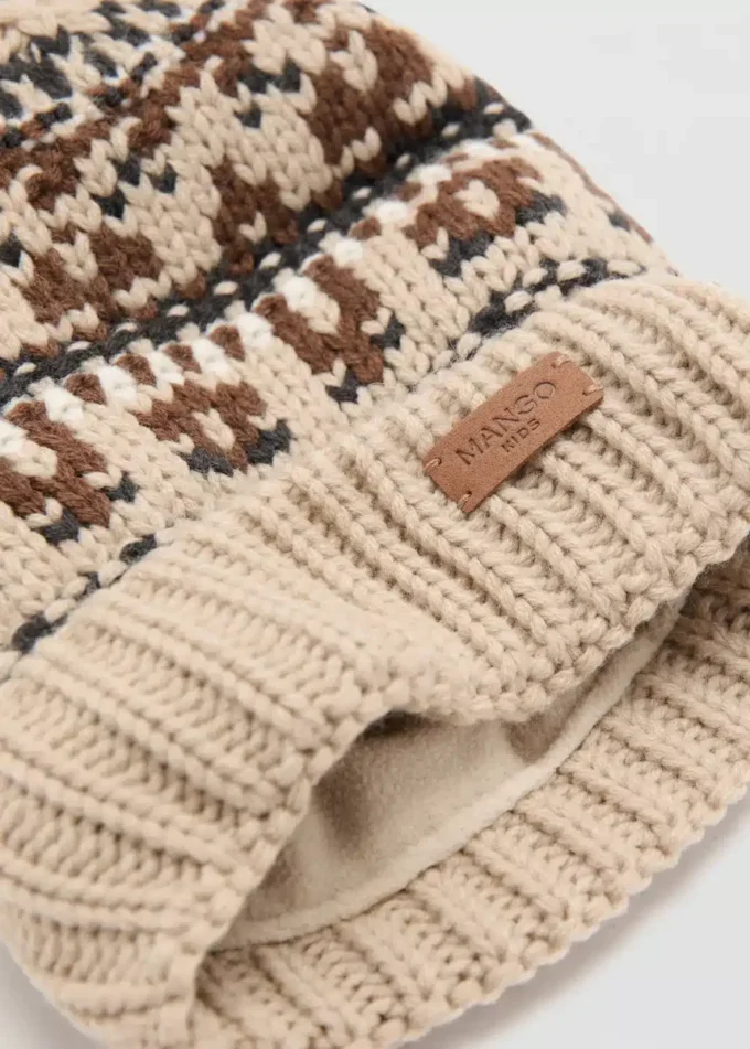 Strickmütze mit Bommel