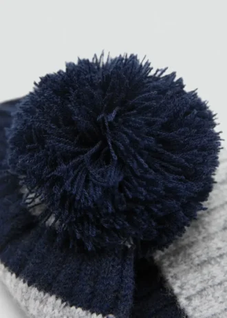 Strickmütze mit Bommel