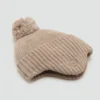 Strickmütze mit Bommel