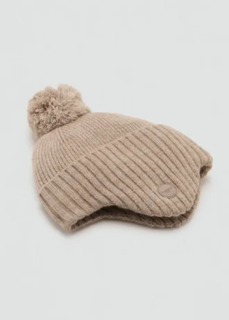 Strickmütze mit Bommel
