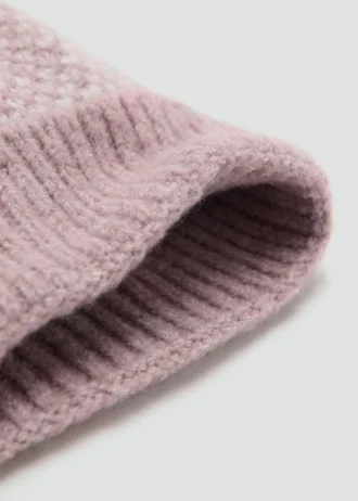 Strickmütze mit Bommel