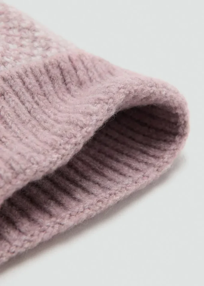 Strickmütze mit Bommel