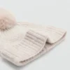 Strickmütze mit Bommel