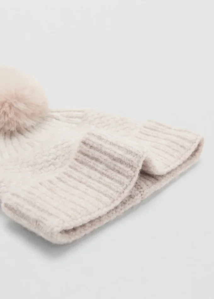 Strickmütze mit Bommel