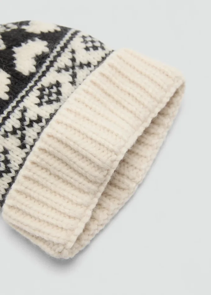 Strickmütze mit Bommel