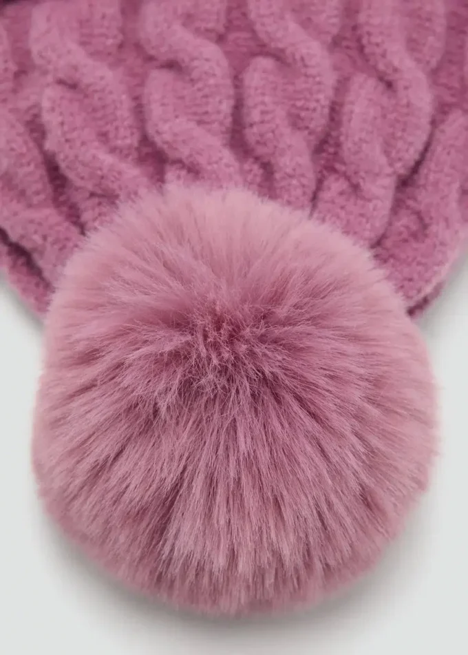 Strickmütze mit Bommel