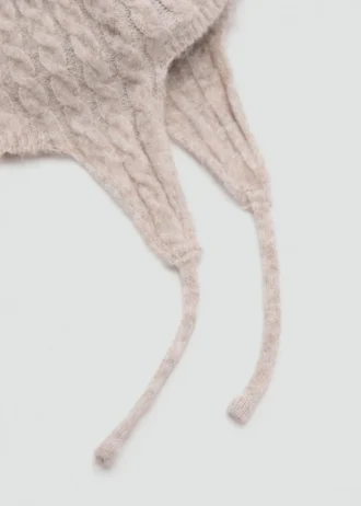 Strickmütze mit Bommel