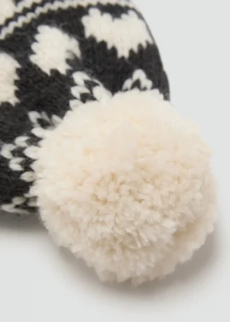 Strickmütze mit Bommel