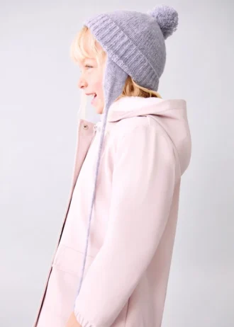 Strickmütze mit Bommel
