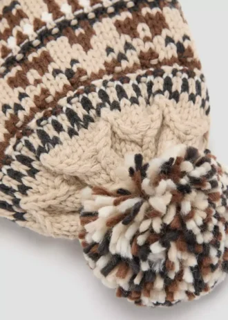 Strickmütze mit Bommel