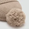 Strickmütze mit Bommel