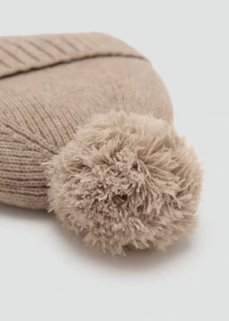 Strickmütze mit Bommel
