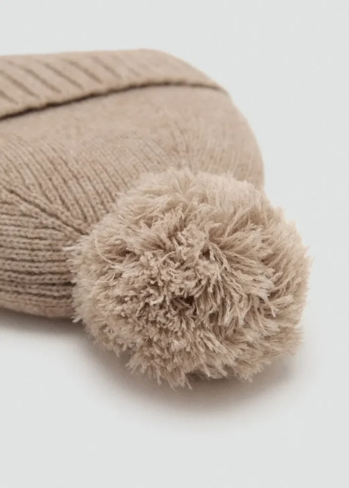 Strickmütze mit Bommel