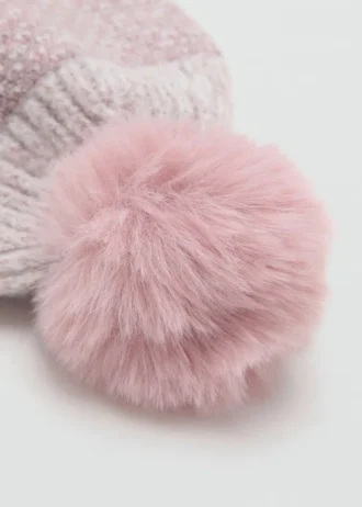 Strickmütze mit Bommel