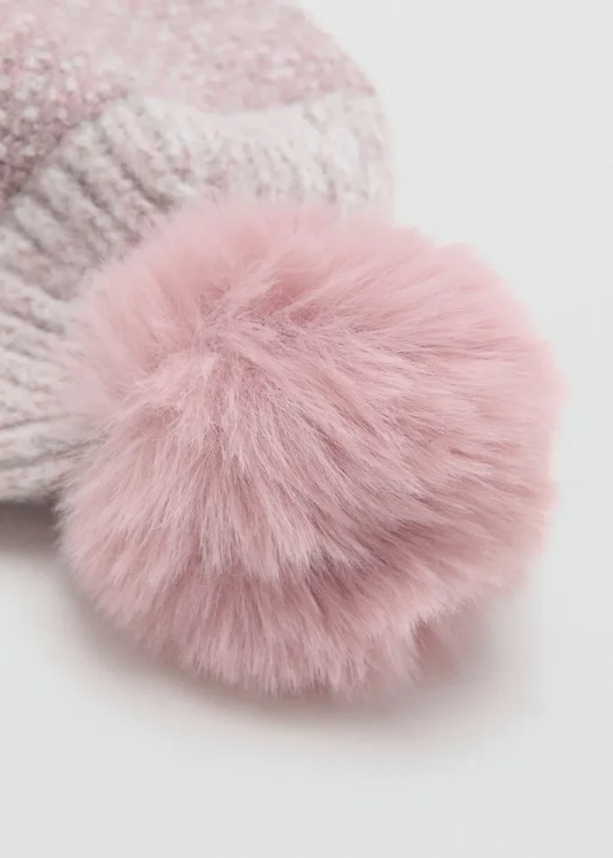 Strickmütze mit Bommel