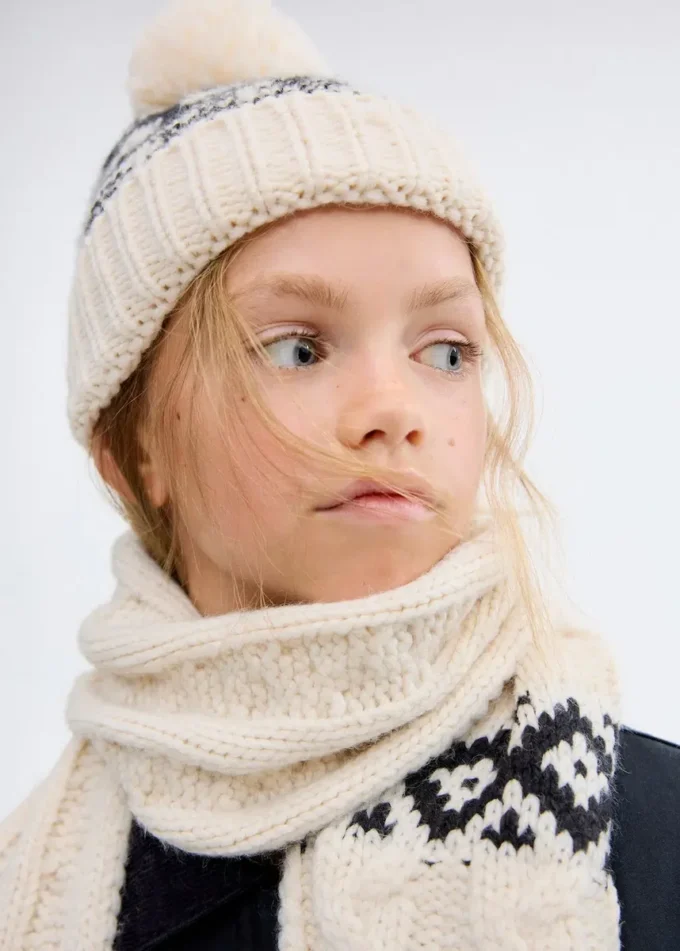 Strickmütze mit Bommel