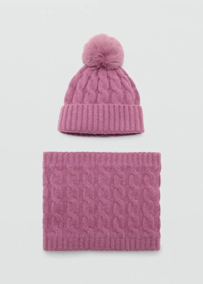 Strickmütze mit Bommel
