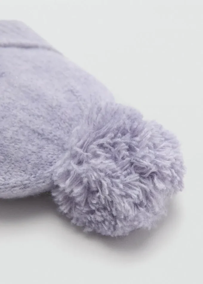 Strickmütze mit Bommel