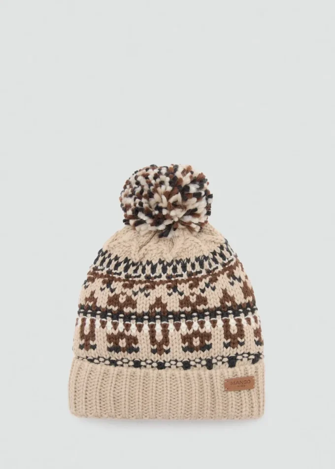 Strickmütze mit Bommel