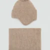 Strickmütze mit Bommel