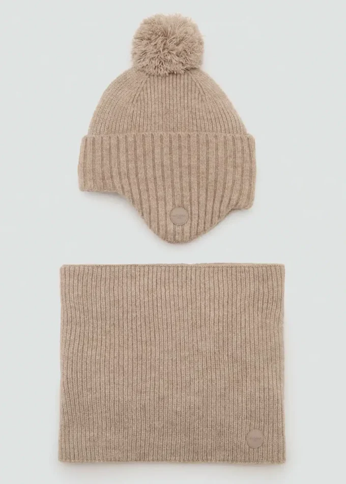 Strickmütze mit Bommel