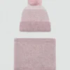 Strickmütze mit Bommel