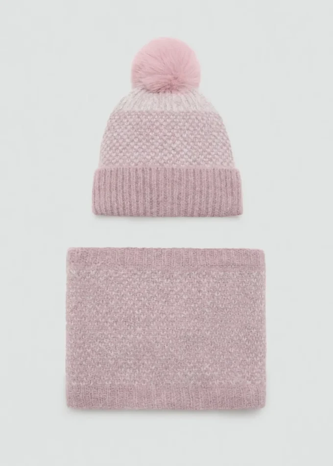 Strickmütze mit Bommel