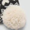 Strickmütze mit Bommel