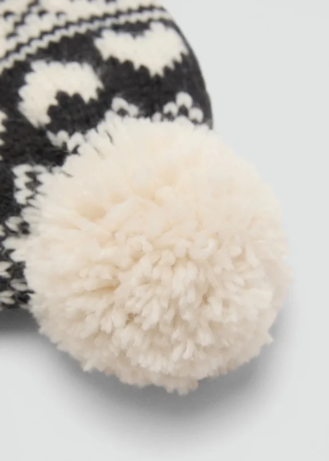 Strickmütze mit Bommel