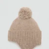 Strickmütze mit Bommel