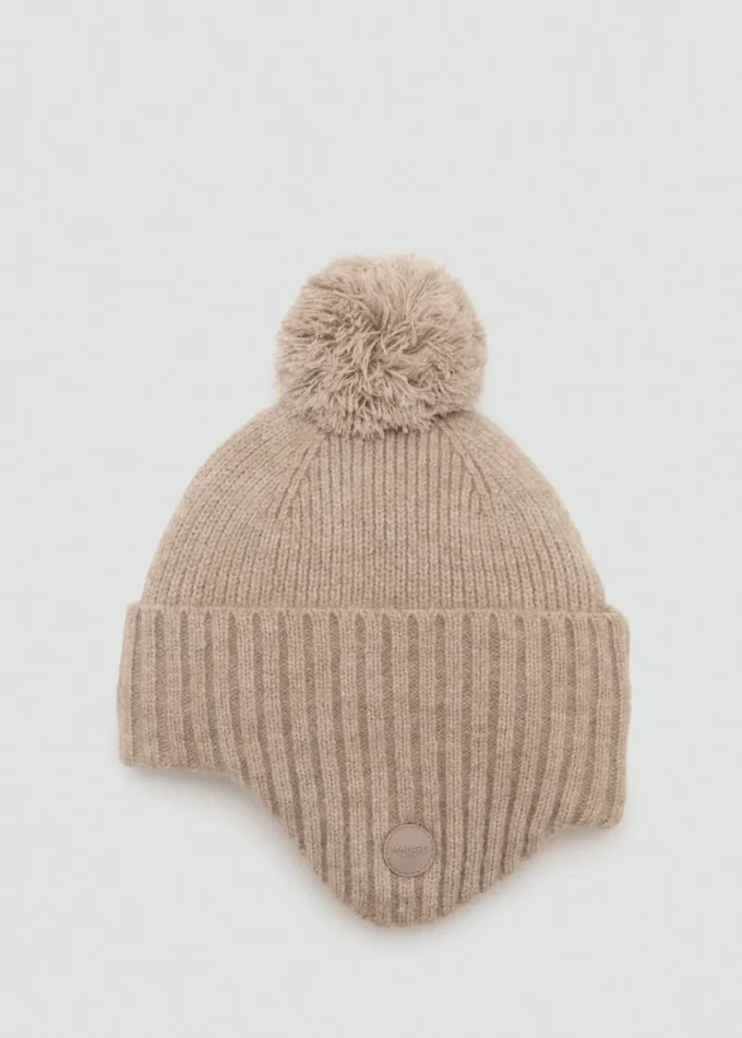 Strickmütze mit Bommel