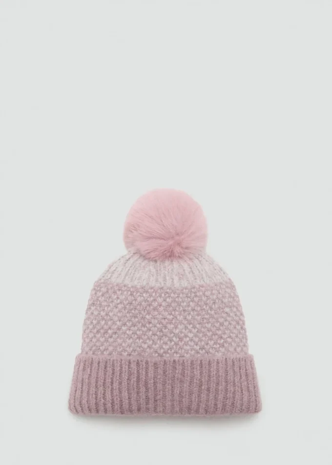 Strickmütze mit Bommel