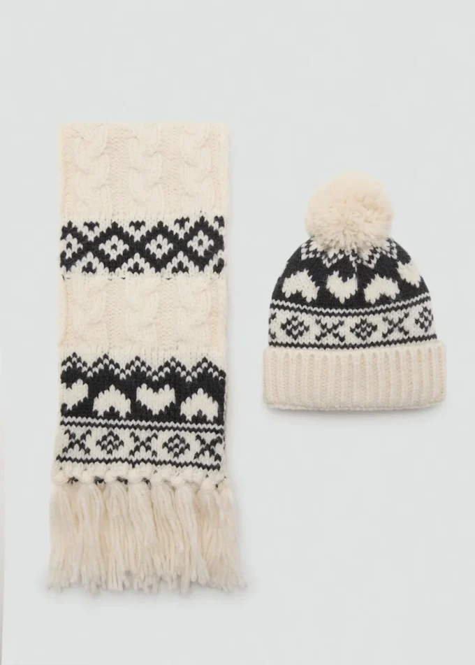 Strickmütze mit Bommel