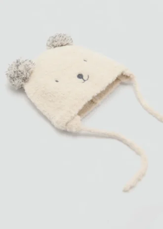 Strickmütze mit Bärenmotiv