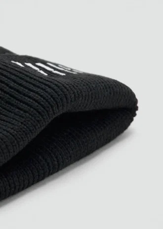 Strickmütze mit Totenkopf
