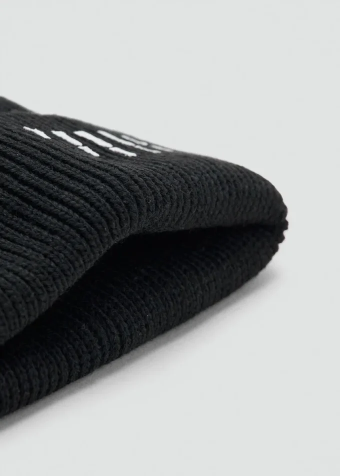 Strickmütze mit Totenkopf Strickmütze mit Totenkopf