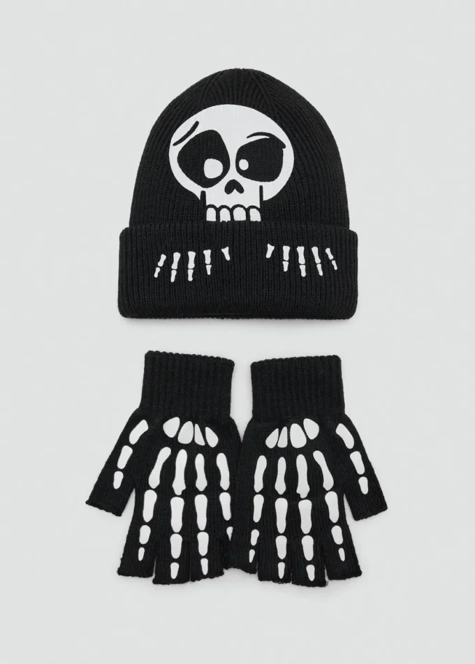 Strickmütze mit Totenkopf Strickmütze mit Totenkopf