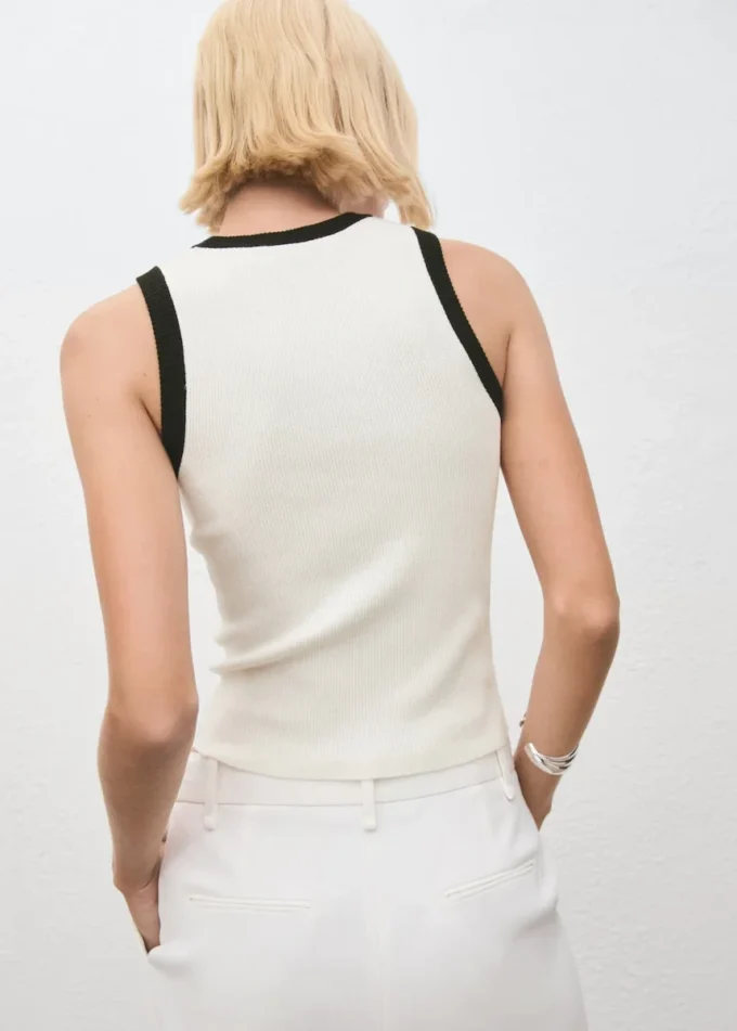 Strickoberteil mit kontrastierenden Paspeln Strickoberteil mit kontrastierenden Paspeln