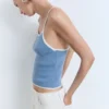 Strickoberteil mit kontrastierenden Ziernähten