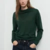 Strickpullover mit drapiertem Ausschnitt