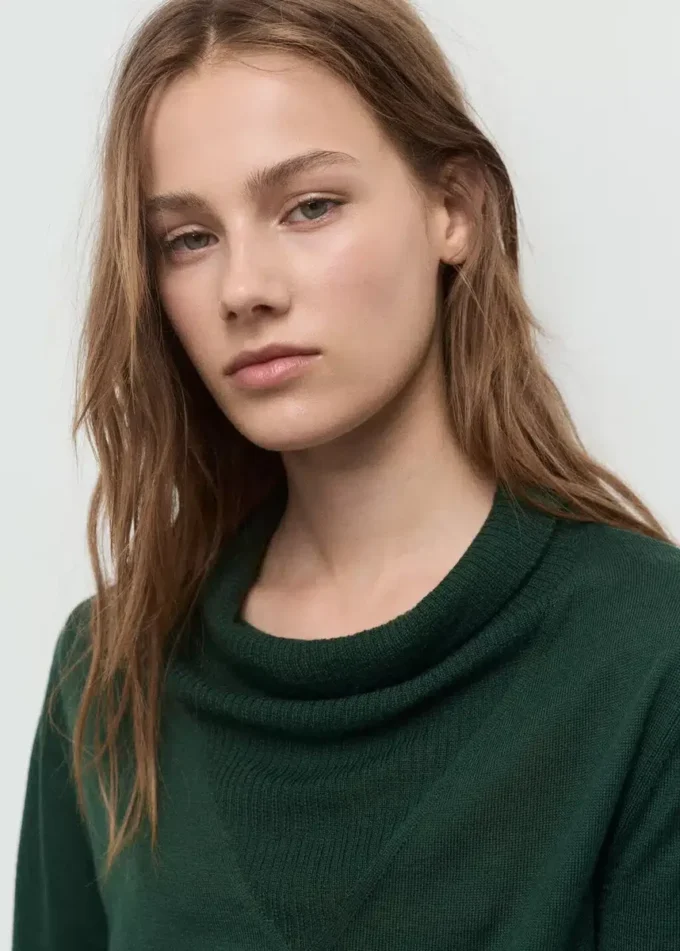 Strickpullover mit drapiertem Ausschnitt