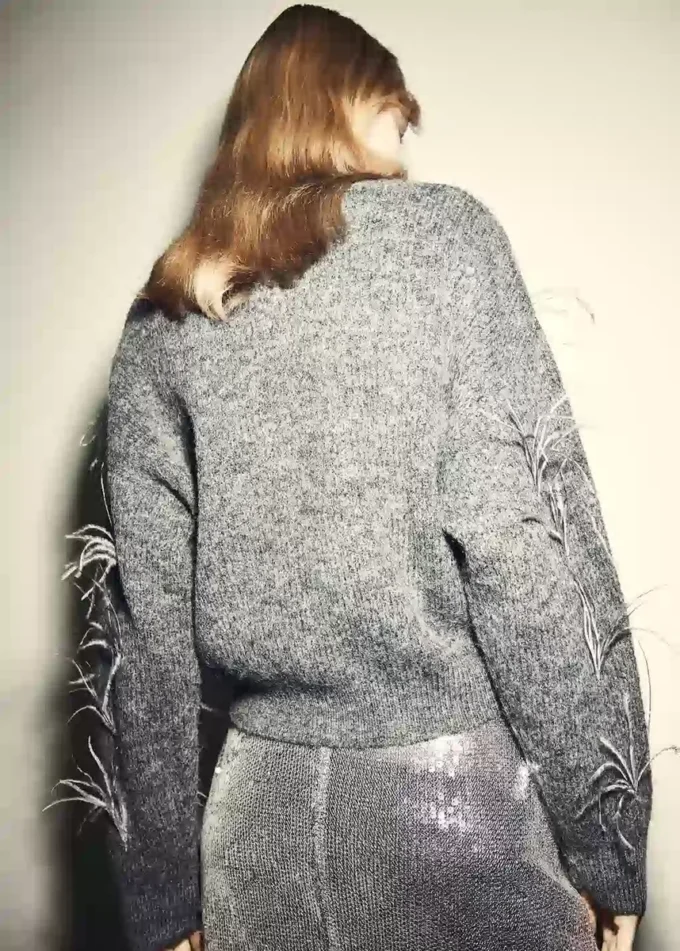 Strickpullover mit Federn