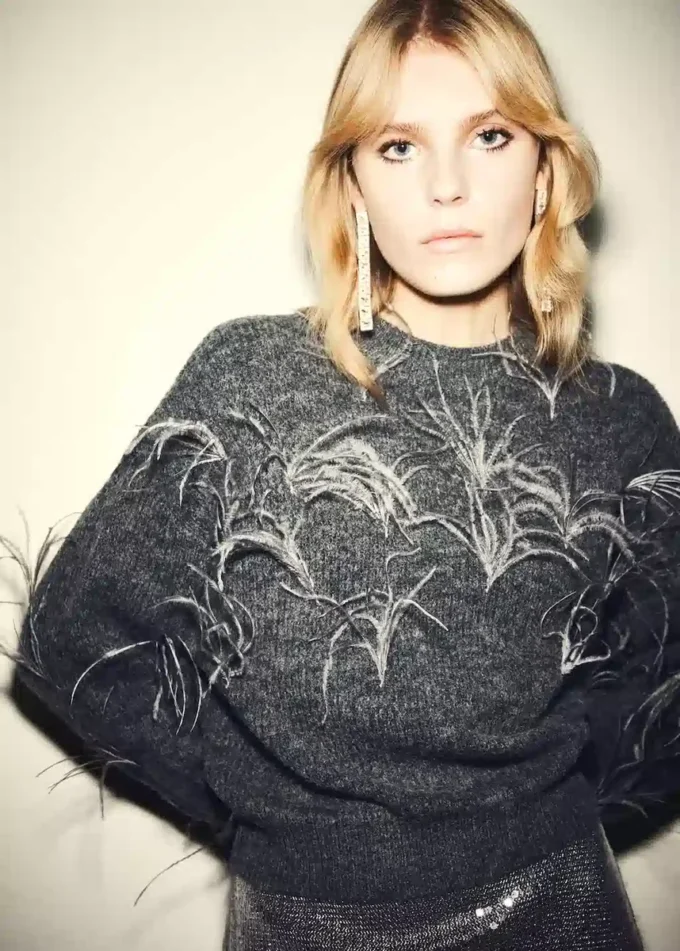Strickpullover mit Federn