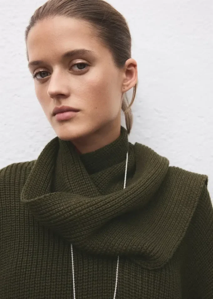 Strickpullover mit Schal