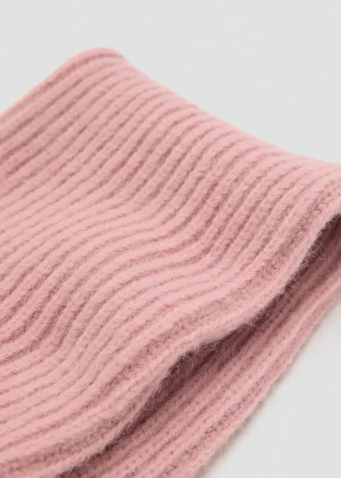 Strickschal mit Quaste