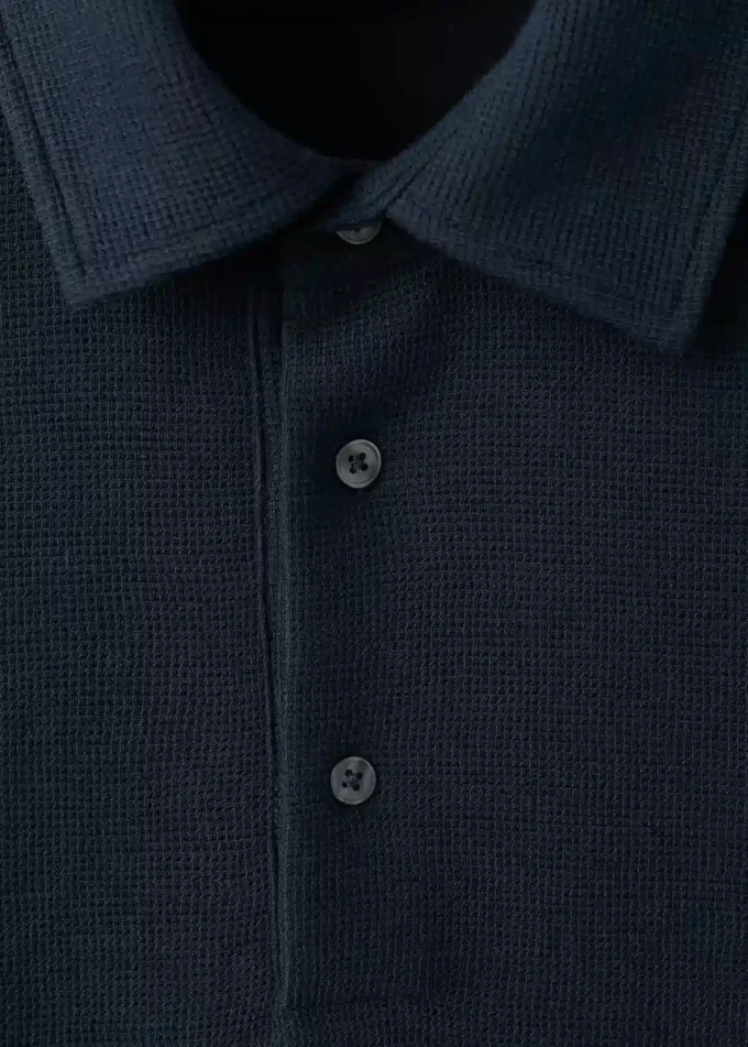 Strukturierter Polo-Pullover aus Strick Strukturierter Polo-Pullover aus Strick