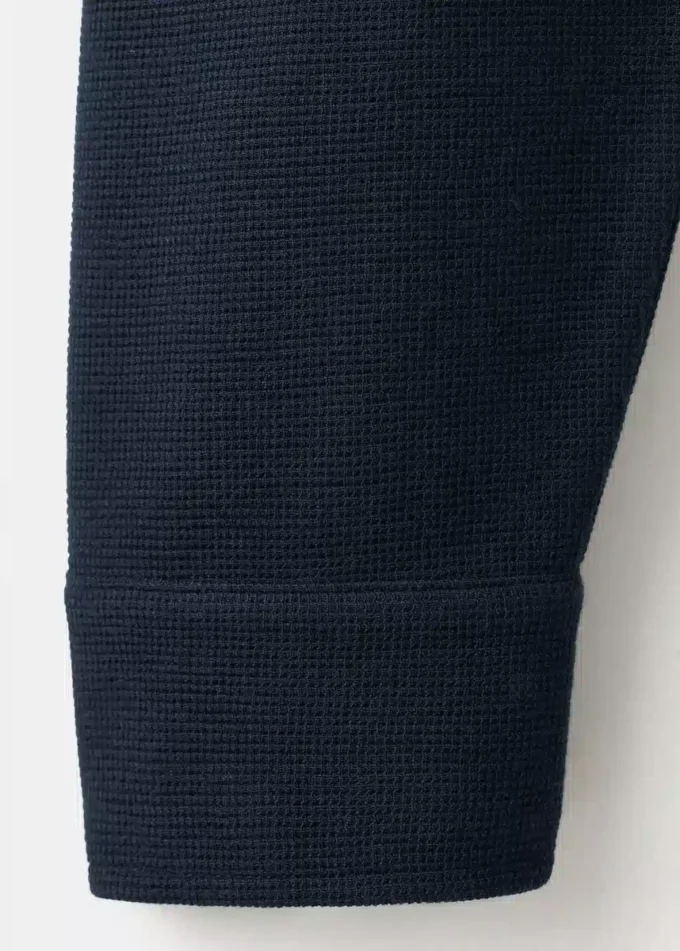 Strukturierter Polo-Pullover aus Strick Strukturierter Polo-Pullover aus Strick