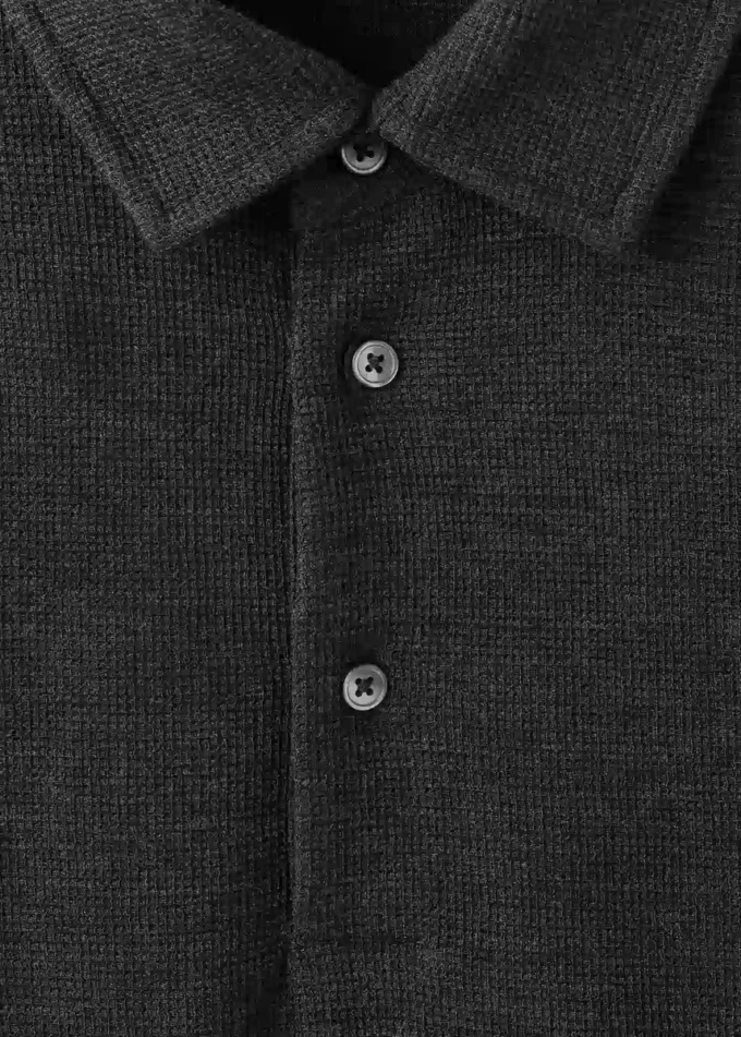 Strukturierter Polo-Pullover aus Strick Strukturierter Polo-Pullover aus Strick
