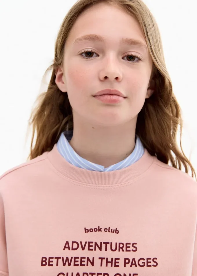 Sweatshirt mit aufgedruckter Botschaft