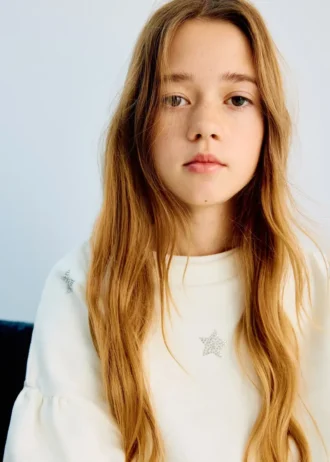 Sweatshirt mit Strasssteinen in Sternform